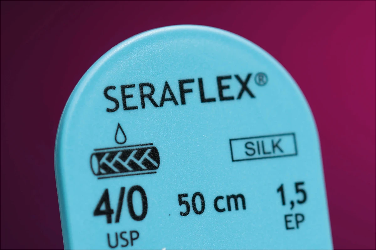 SERAFLEX® Packung 24 Stück schwarz, 50 cm, HS-20, 1/2 Kreis, schneidender Nadelkörper, 20 mm, USP 4/0