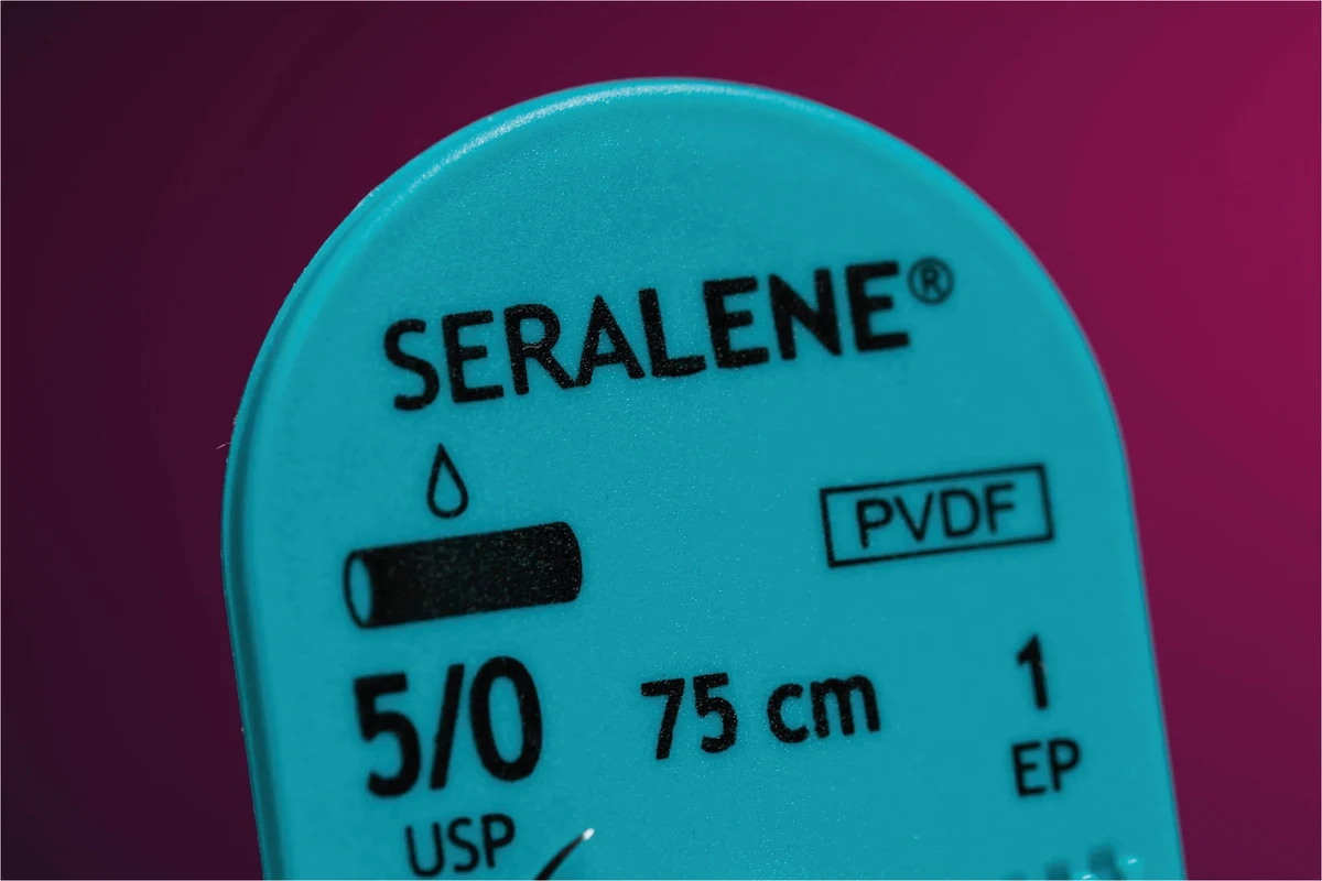 SERALENE® Packung 24 Stück blau, 50 cm, DS-15, 3/8 Kreis, schneidender Nadelkörper, 15 mm, USP 6/0