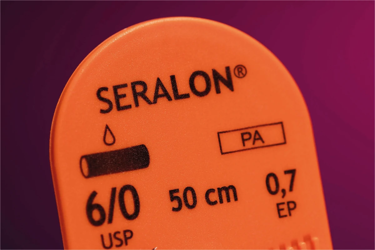 SERALON® Packung 24 Stück blau, 50 cm, DS-12, 3/8 Kreis, schneidender Nadelkörper, 12 mm, USP 6/0
